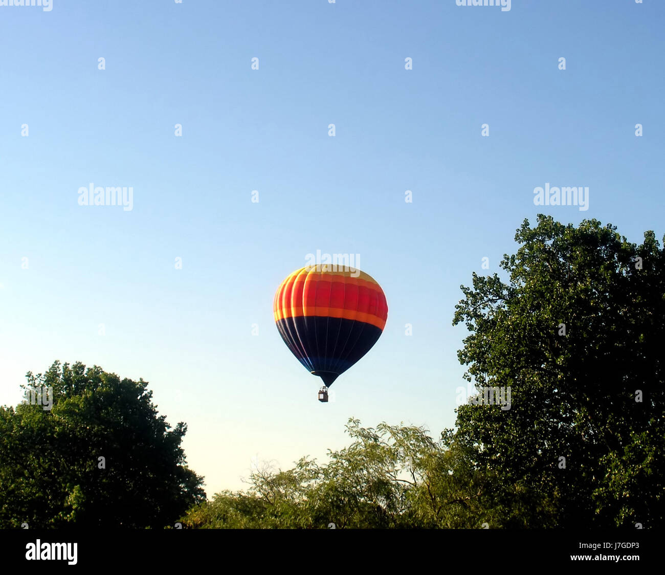 Blaue Stadt Stadt heißen Ballon schwebt Luft fliegen fliegen fliegen fliegen blaue Stadt Stockfoto