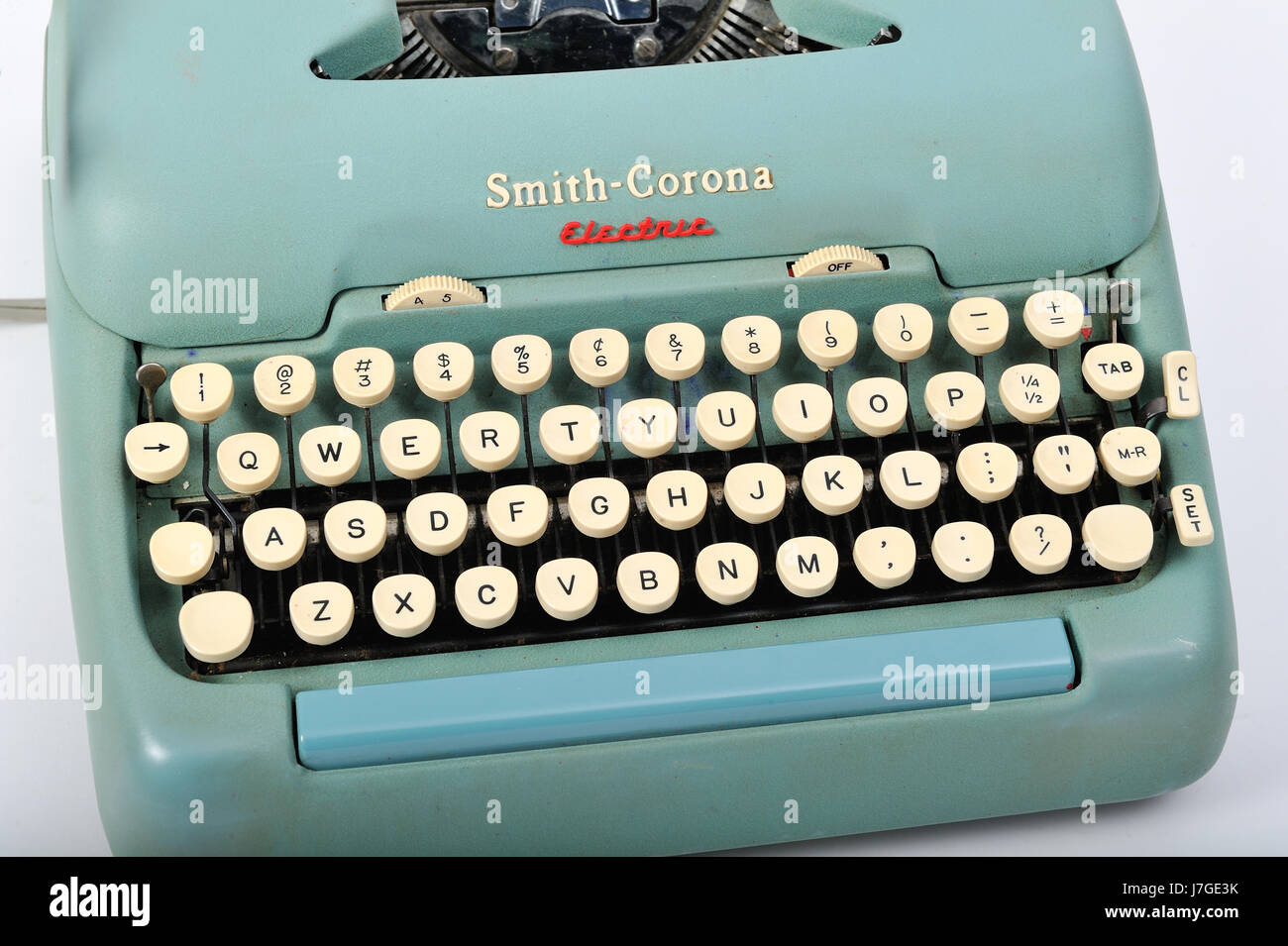 50er Jahre Smith Corona elektrische Schreibmaschine.  Dieses Modell war die erste elektrische Schreibmaschine, obwohl es immer noch eine manuelle Rückkehr hatte. Stockfoto
