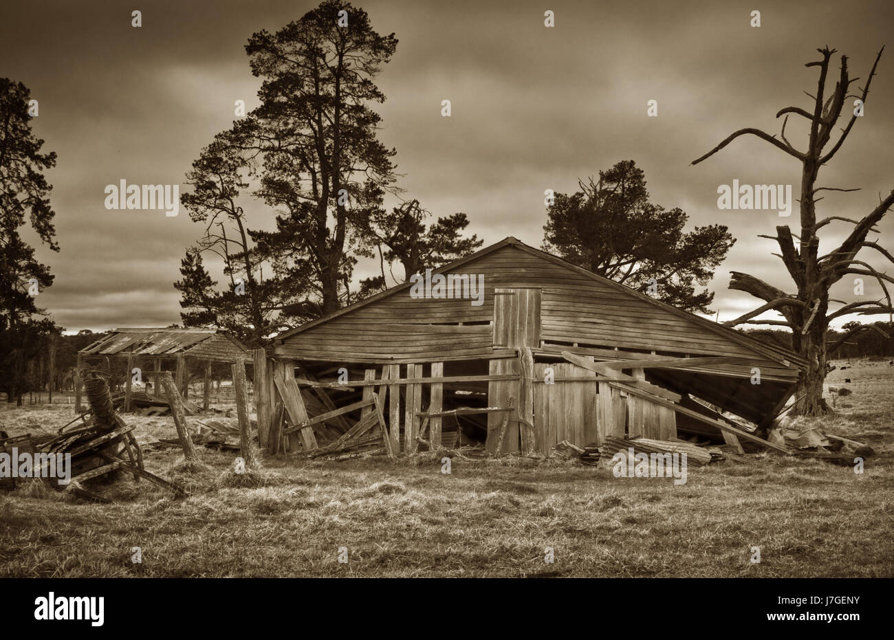 Haus Gebäude Holz Rau Feld Sepia Vintage gebrochen Ruinen Scheune Hof aus Holz Stockfoto