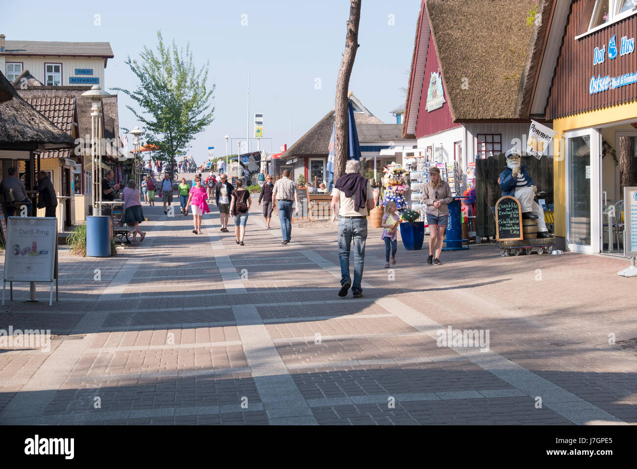 Einkaufsstraße in Prerow, Darß, Mecklenburg-Vorpommern, Deutschland Stockfoto