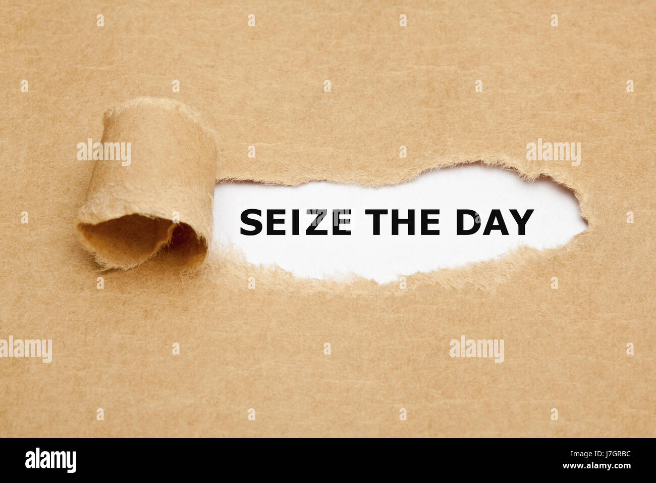 Text Seize The Day erscheint hinter zerrissenes braunen Papier. Stockfoto