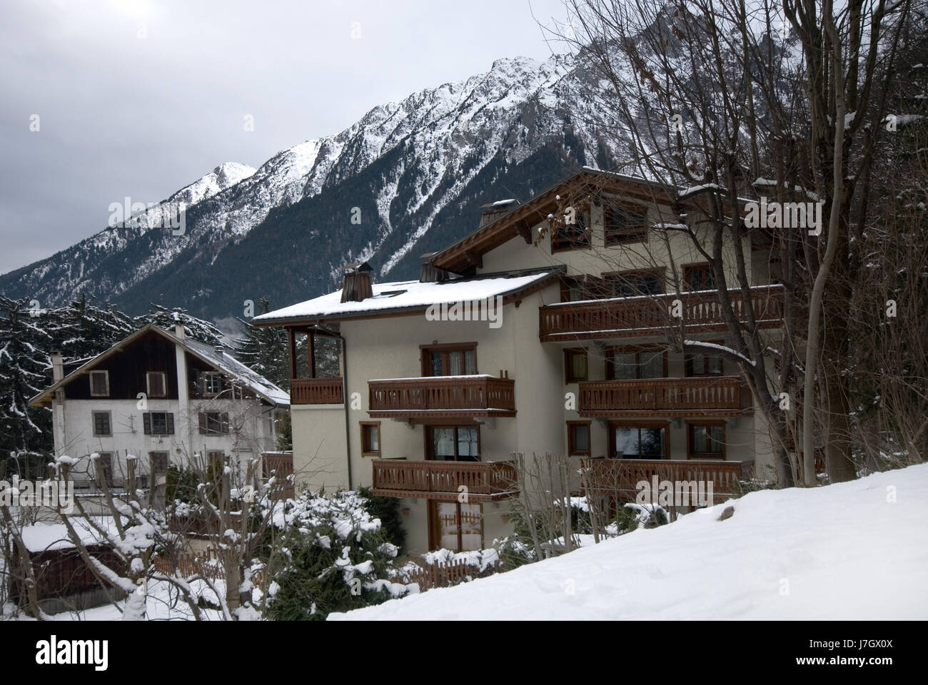 Haus Gebäude Baum Bäume Winter Alpen Schnee Koks Kokain Material Medikament Stockfoto