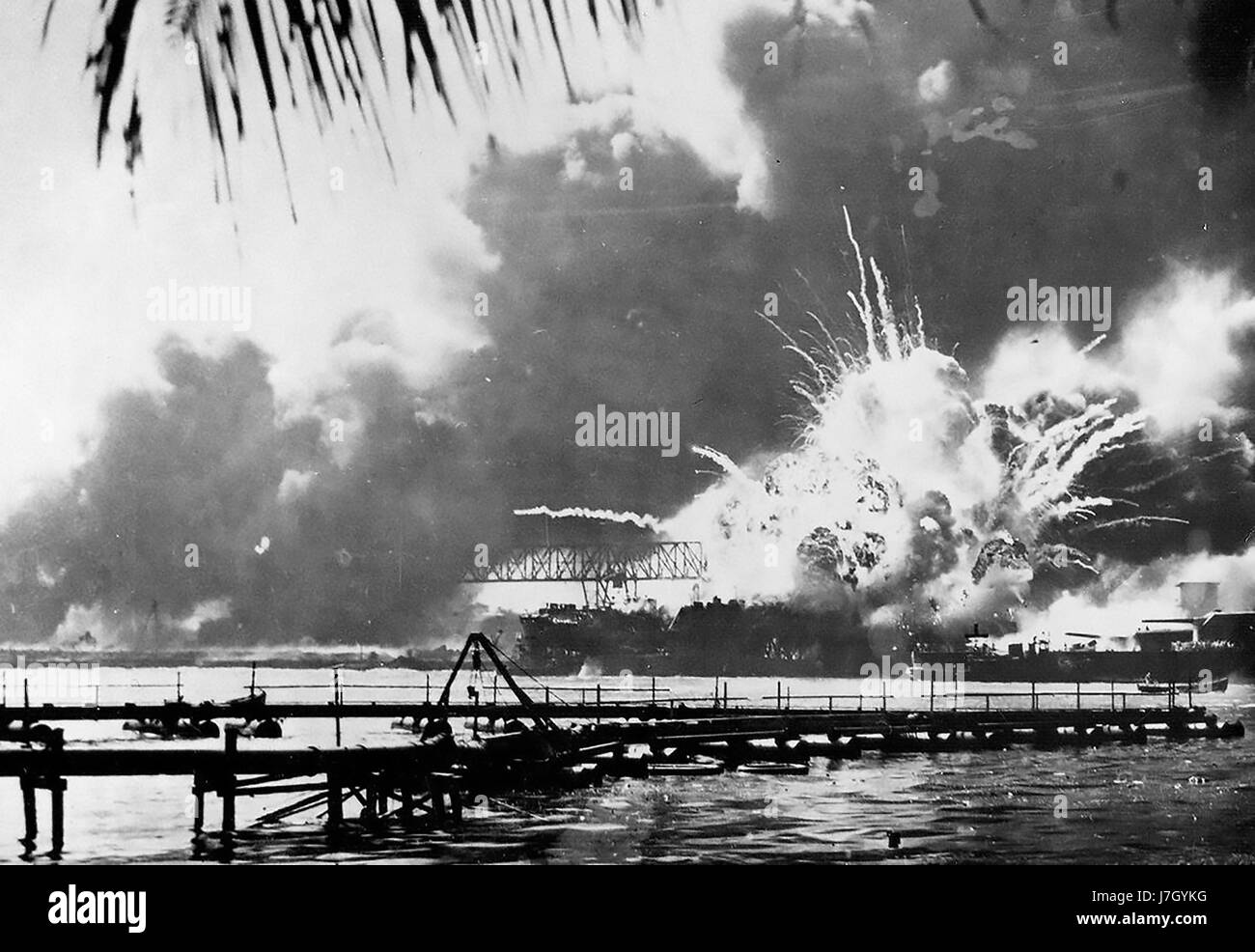 USS SHAW Zerstörer explodiert, wenn ihr nach vorne Munition Zeitschrift während des Angriffs von Pearl Harbor auf 7. Dezember 1941 in Brand gesteckt wurde Stockfoto