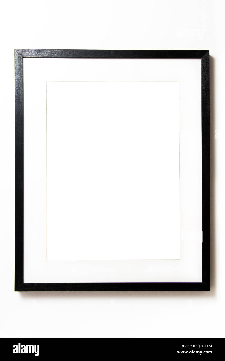 Schwarzer Rahmen mit Mat hängen auf einer weißen Wand, leere Vorlage Stockfoto