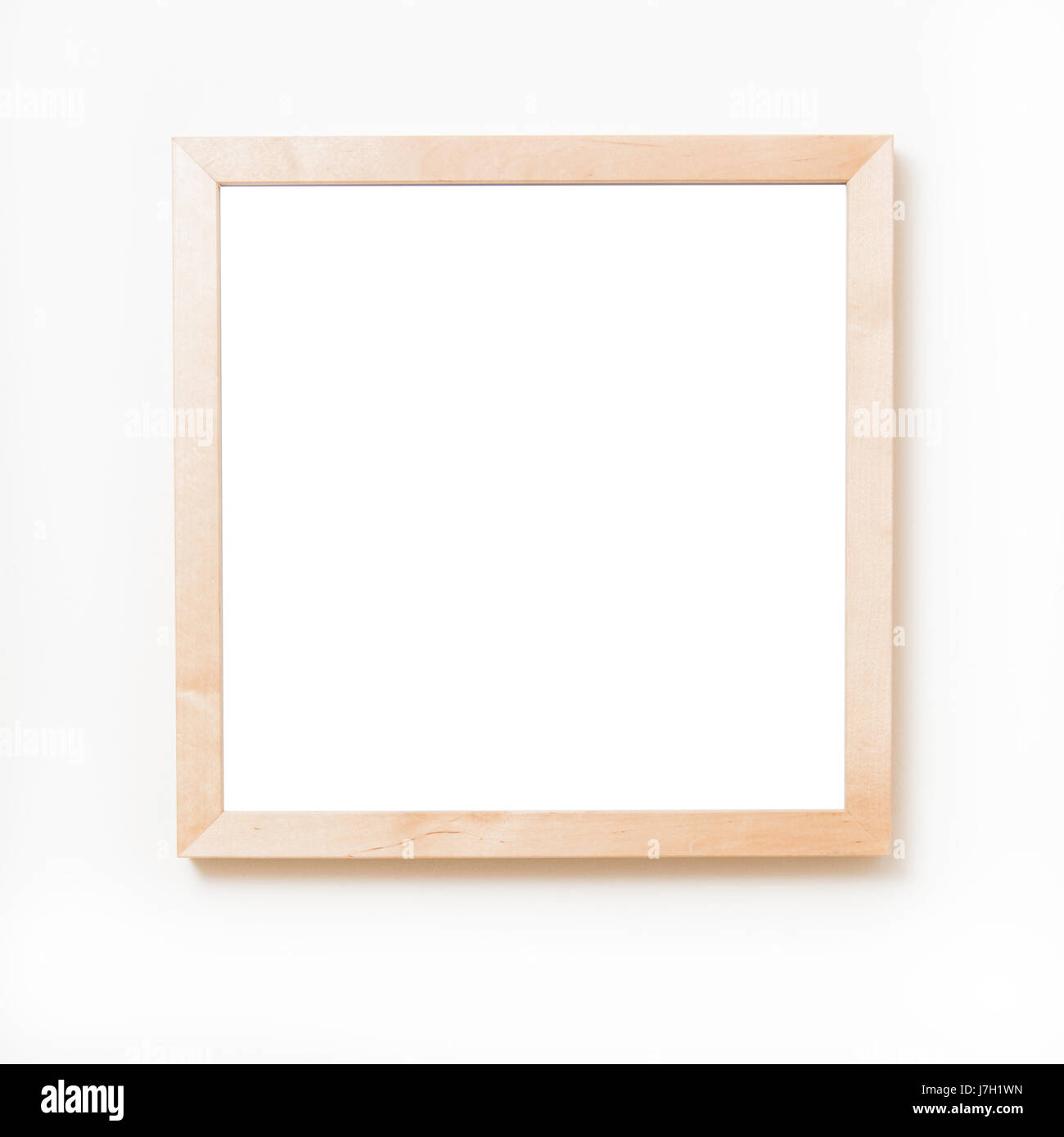 Leere quadratischen Holzrahmen auf einer weißen Wand hängen Stockfoto