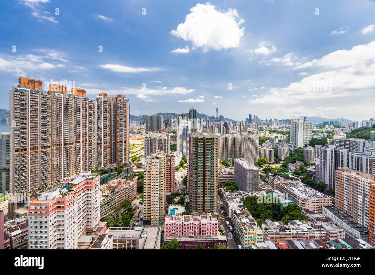 Hochhäuser können überall in Kowloon, entnommen aus dem Dach eines Gebäudes gesehen werden Stockfoto