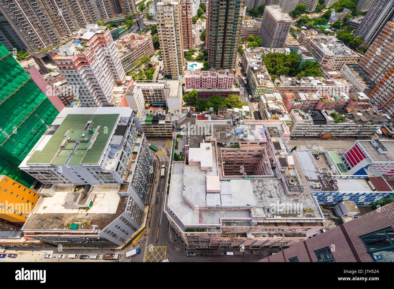 Blick auf Gebäude in Hong Kong von einem Hochhaus. Hongkong ist eine Stadt mit einem hohen Anteil von Wolkenkratzern dicht bevölkern. Stockfoto