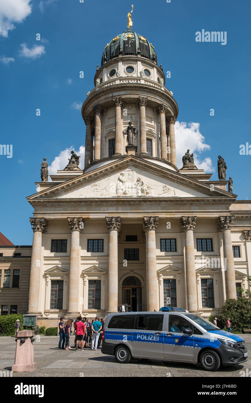 Berlin, Deutschland - 23. Mai 2017: Deutsche Polizeiauto vor der französische Dom am Gendarmenmarkt in Berlin, Deutschland. Stockfoto
