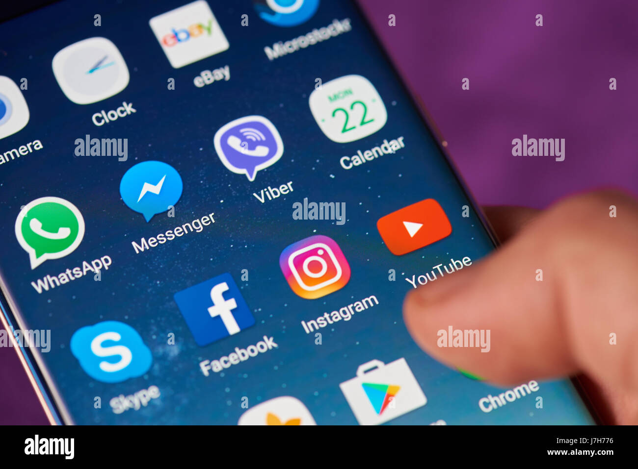 New York, USA – 22. Mai 2017: AYoutube Symbol auf Smartphone-Bildschirm Nahaufnahme auf anderen social Media-Symbole Stockfoto