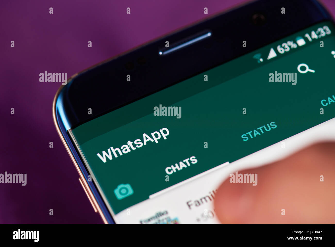 New York, USA – 22. Mai 2017: Whatsapp app Menü auf modernen Smartphone Makro. Mann mit Whatsapp-Anwendung Stockfoto