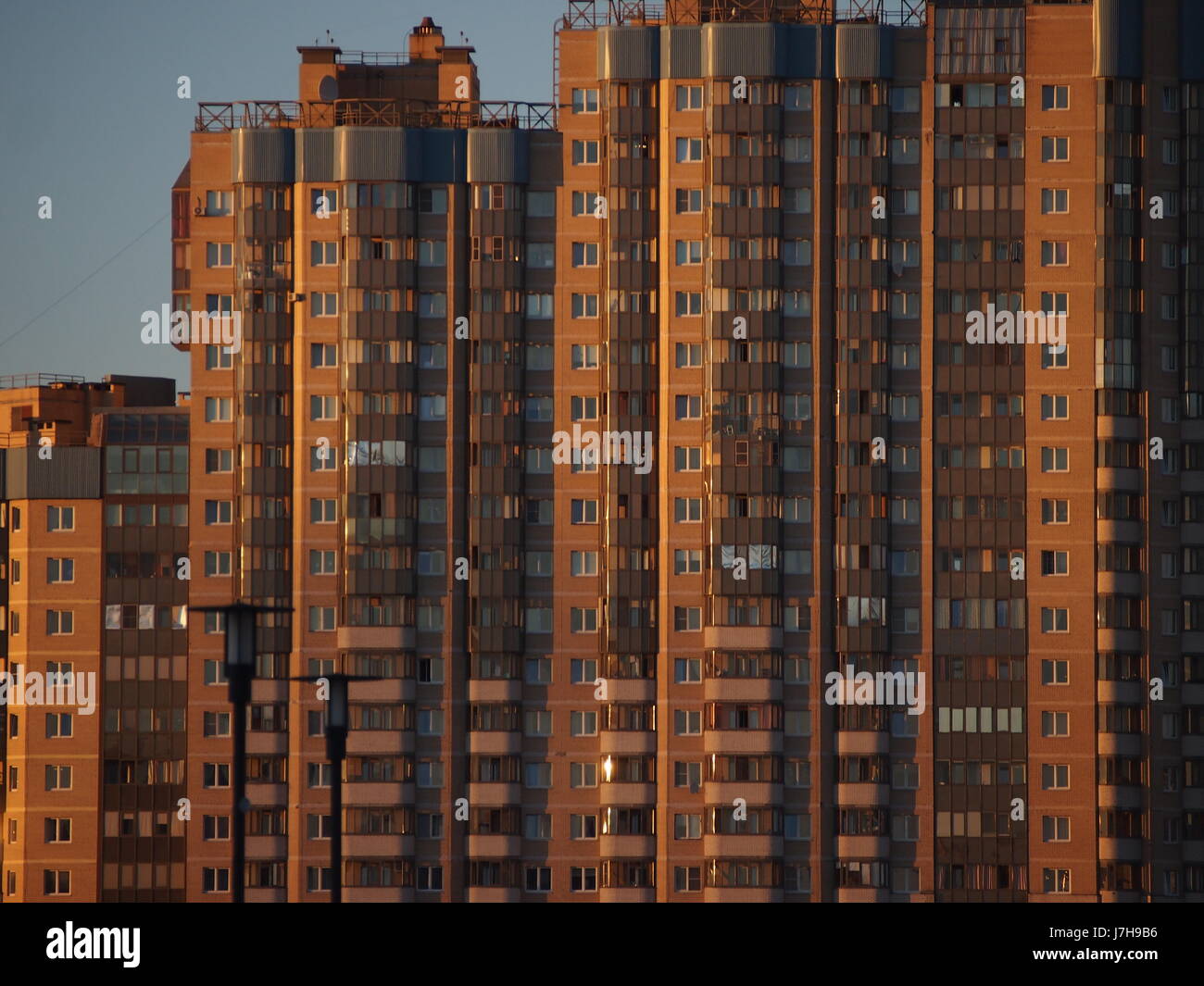 Sankt Petersburg, Russland - 15. September 2016: traditionelle sowjetischen Stil Appartementhaus bei Sonnenuntergang Stockfoto