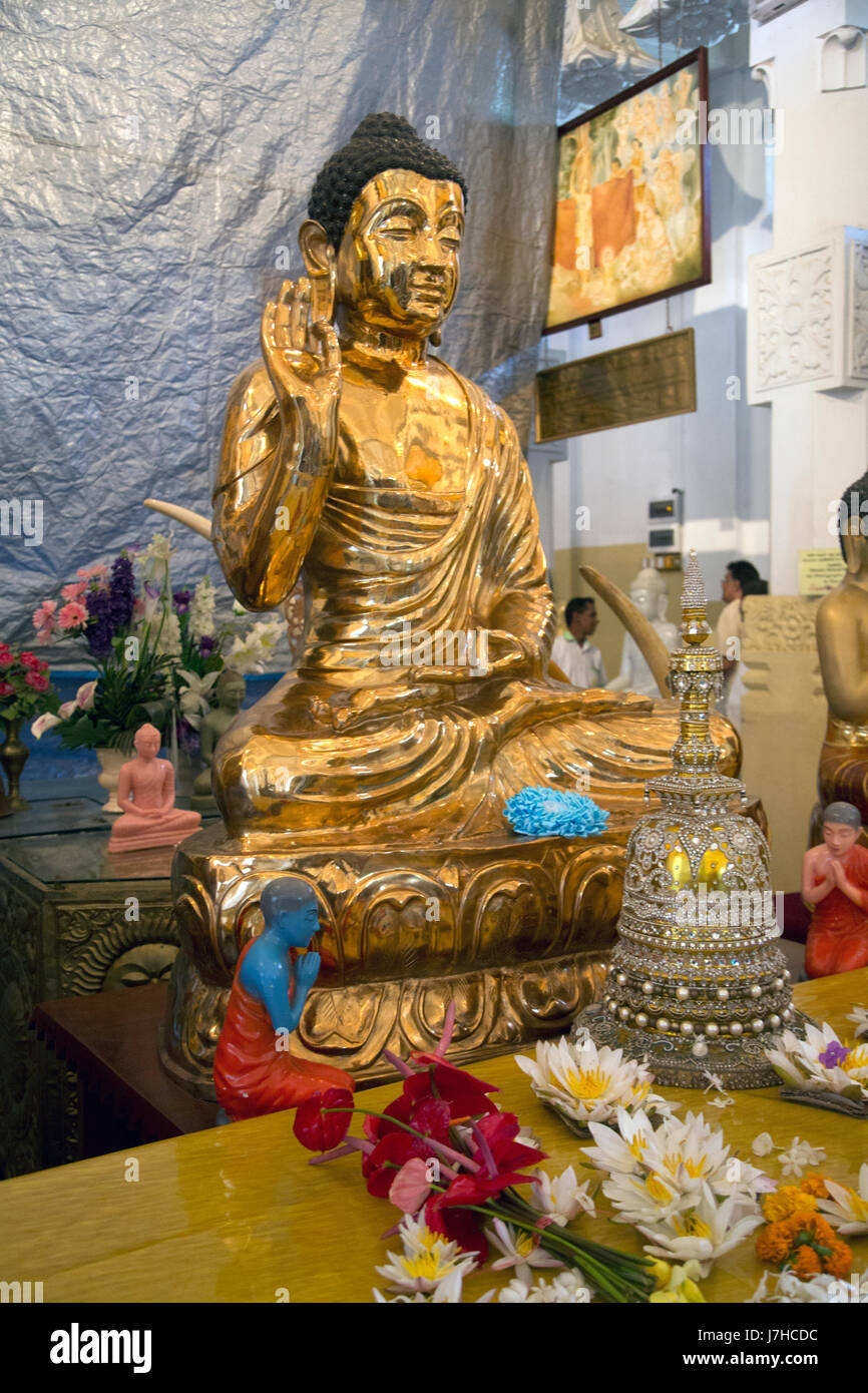 Kandy Sri Lanka Tempel des heiligen Zahn Golden Buddha mit Usnisa und In Vitarka Mudra Geste der Diskussion und Übertragung von Buddhas Lehre und Juwel verkrusteten dagoba Stockfoto