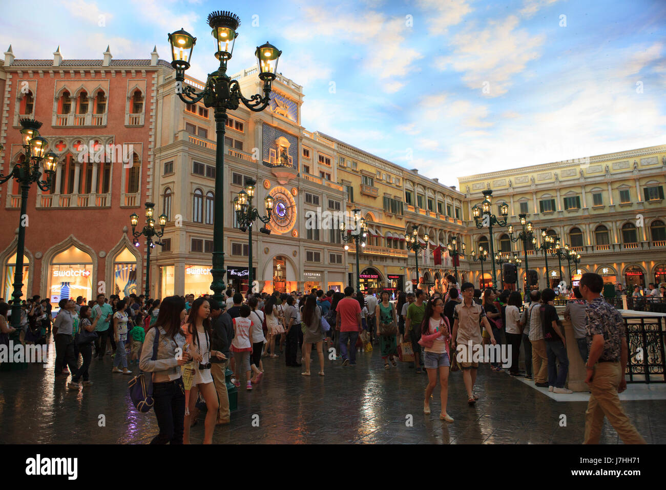 COTAI STRIP MACAU CHINA-22 AUGUST Besucher zu Fuß und genießen Sie zum Einkaufen im Venetian Hotel das berühmte Einkaufszentrum Luxus Hotel Landmark und der Larg Stockfoto