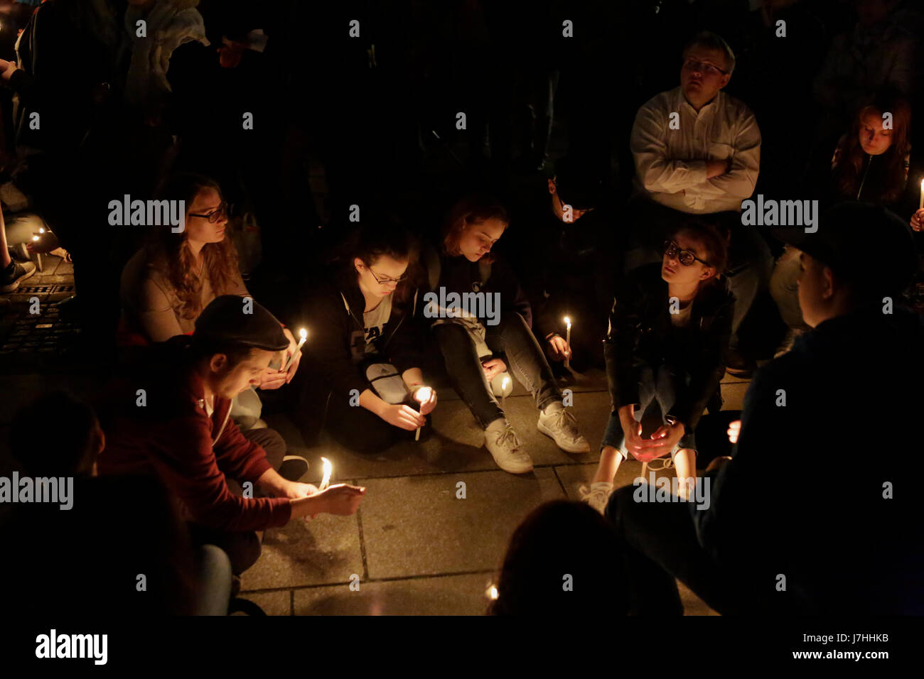 Berlin, Deutschland. 24. Mai 2017. Menschen sitzen mit Kerzen auf dem Boden. Tag der Eröffnung des 36. Kirchentags endete mit dem traditionellen Segen mit Kerzen. Der 36. Deutschen Evangelischen Kirchentag findet in Berlin statt und deckt sich mit dem 500. Jahrestag der Reformation. Bildnachweis: Michael Debets/Pacific Press/Alamy Live-Nachrichten Stockfoto