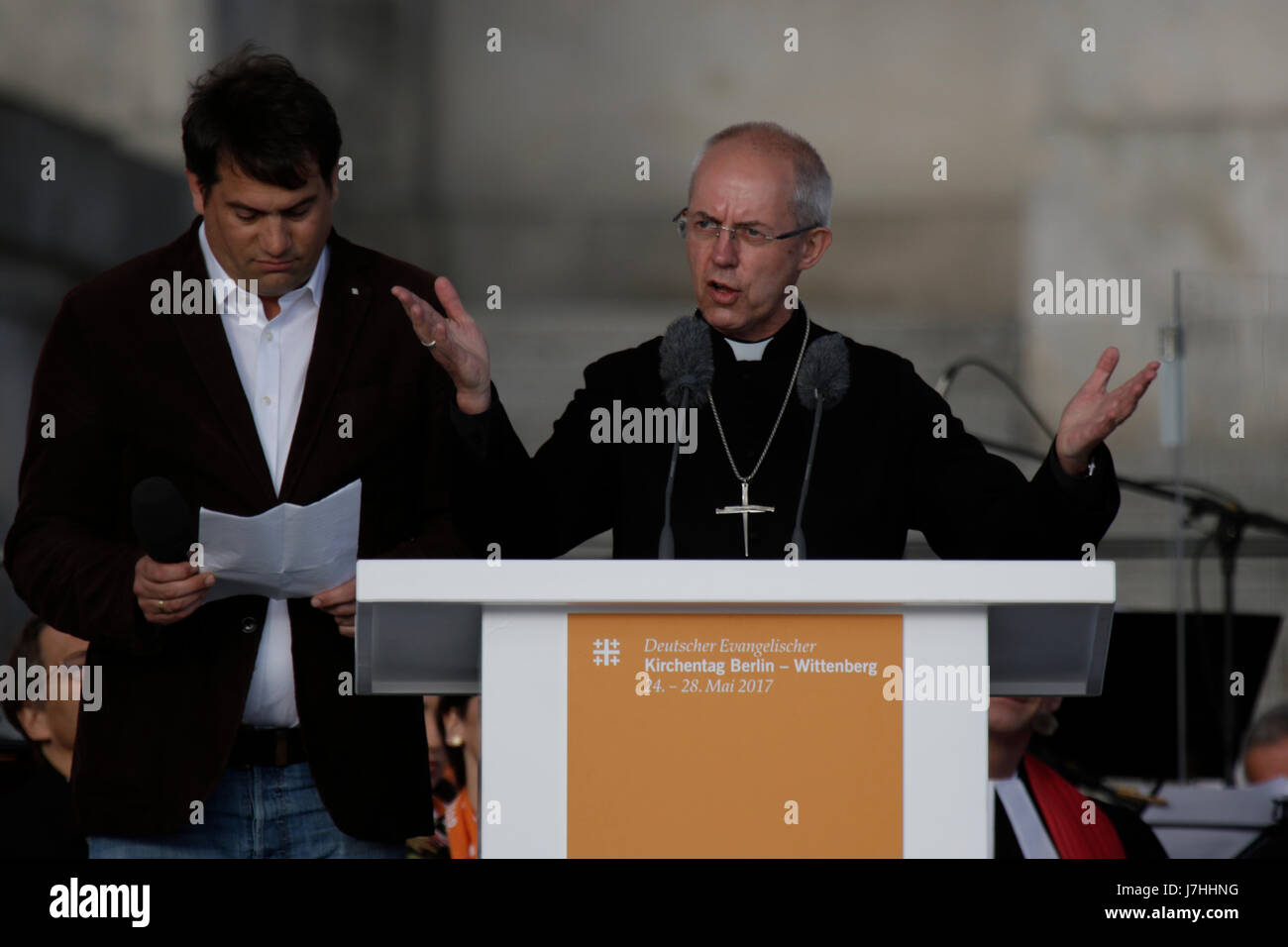 Berlin, Deutschland. 24. Mai 2017. Justin Welby, befasst sich der Erzbischof von Canterbury mit die Gemeinde. Vertreter aus Politik und anderen christlichen Konfessionen angesprochen der Eröffnungsgottesdienst des 36. Deutschen Evangelischen Kirchentag in Berlin. Der Kongress deckt sich mit dem 500. Jahrestag der Reformation. Bildnachweis: Michael Debets/Pacific Press/Alamy Live-Nachrichten Stockfoto