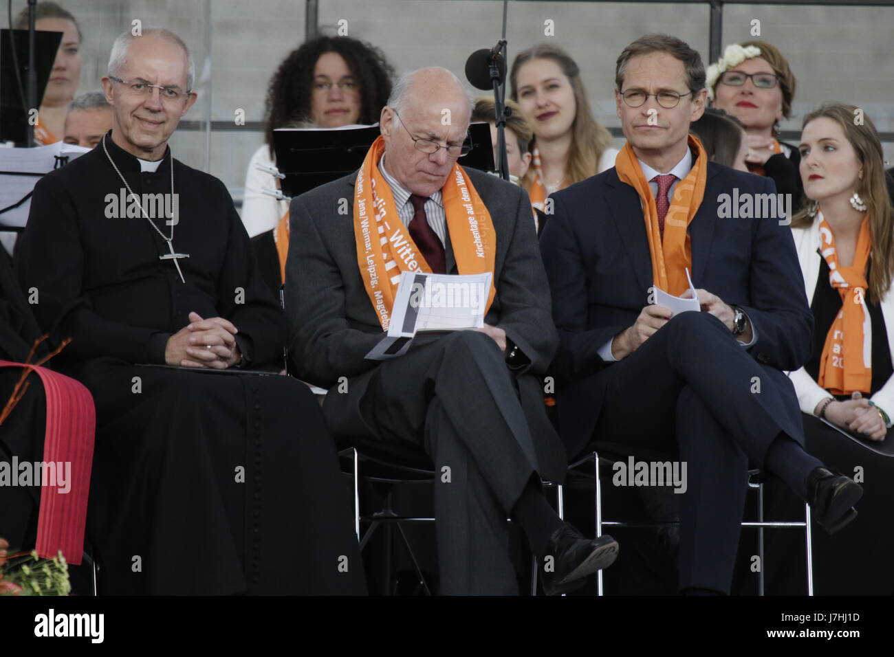 Berlin, Deutschland. 24. Mai 2017. Justin Welby, der Erzbischof von Canterbury, Norbert Lammert, der Präsident des Bundestages und Michael Müller, der regierende Bürgermeister von Berlin, sind von links nach rechts auf der Bühne während der Eröffnungsgottesdienst abgebildet. Vertreter aus Politik und anderen christlichen Konfessionen angesprochen der Eröffnungsgottesdienst des 36. Deutschen Evangelischen Kirchentag in Berlin. Der Kongress deckt sich mit dem 500. Jahrestag der Reformation. Bildnachweis: Michael Debets/Pacific Press/Alamy Live-Nachrichten Stockfoto