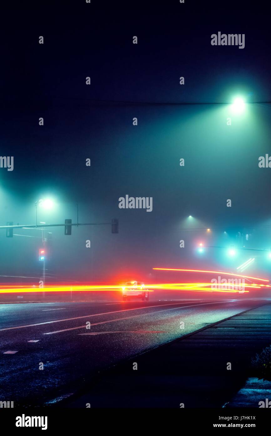 Lichtspur Fotografie des Verkehrs der vorbeifahrenden Autos in einer Straße in Seattle, Washington, USA in der Nacht. Stockfoto