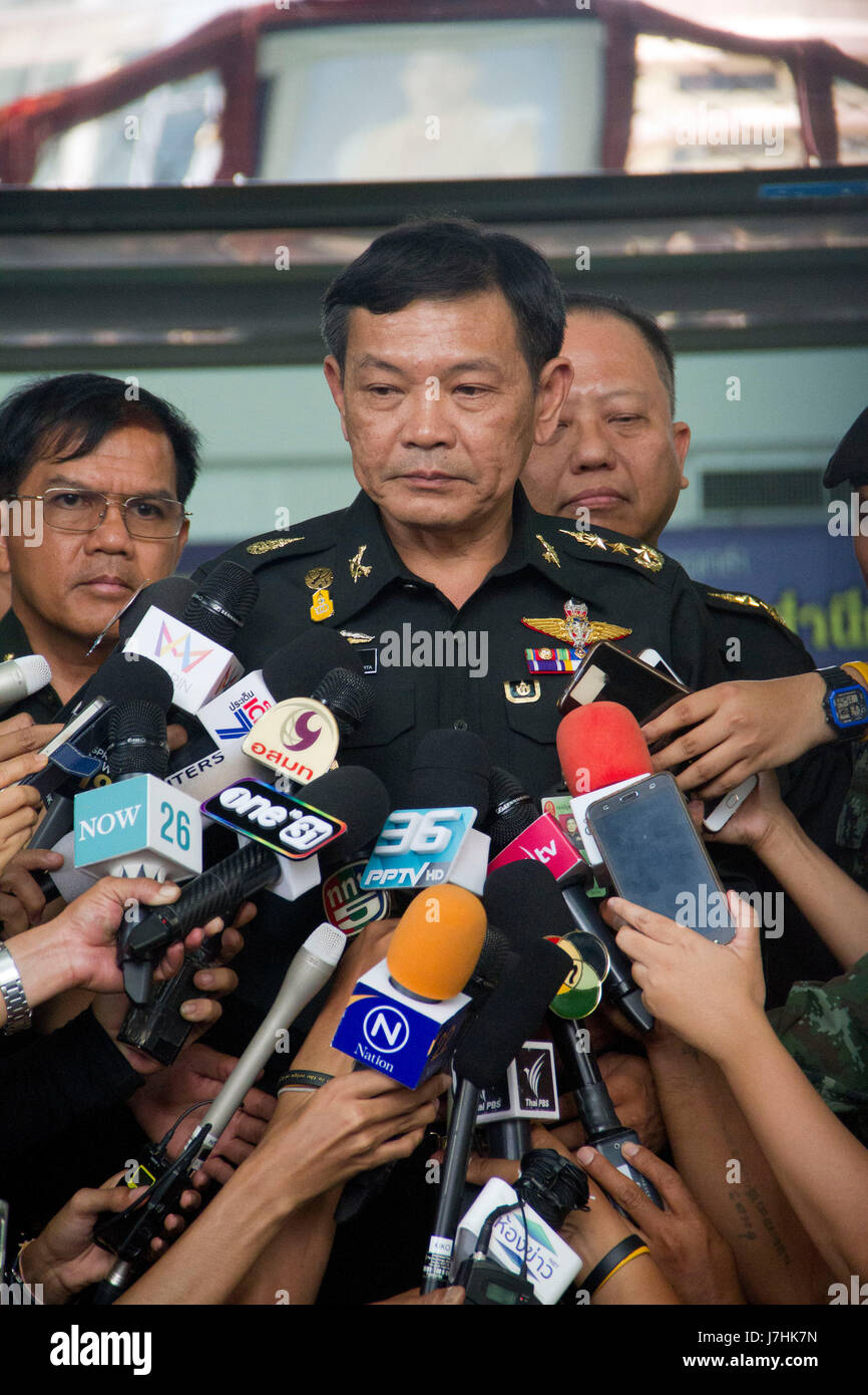 Lt gen Saroj, Royal Thai Army spricht Datenträger außerhalb des Phramongkut Klao Krankenhaus nach eine Explosion verletzende 21 Menschen in Bangkok, Thailand getroffen. Es fand im Bereich Pharmazie. Stockfoto