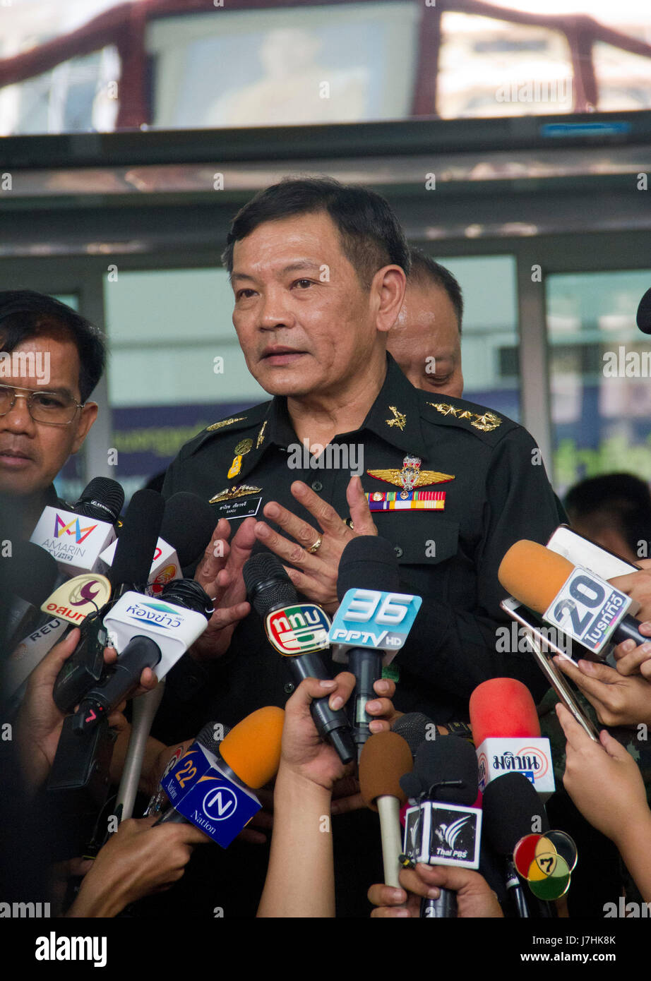 Lt gen Saroj, Royal Thai Army spricht Datenträger außerhalb des Phramongkut Klao Krankenhaus nach eine Explosion verletzende 21 Menschen in Bangkok, Thailand getroffen. Es fand im Bereich Pharmazie. Stockfoto