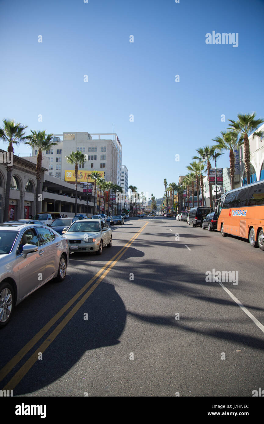 Straßenfotografie, Hollywood walk Fame, in der Mitte der Straße mit Autos mit hellen Sonne Stockfoto