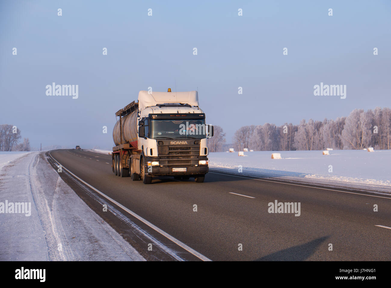 ALTAI, Russland - 18. Januar 2017: Scania Lkw unterwegs M52 Chuysky-Darm-Trakt in der Wintersaison Stockfoto
