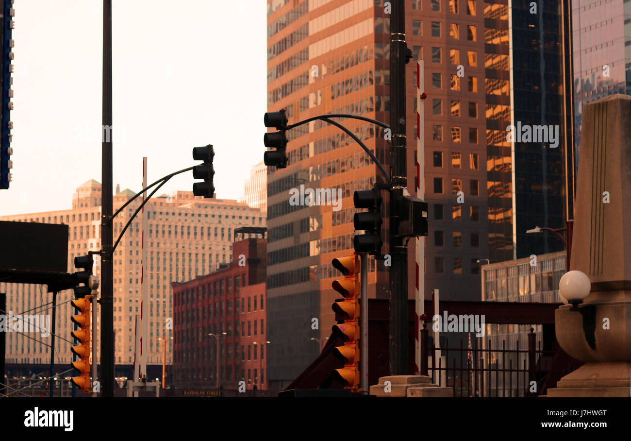 Street View von Chicago Gebäude und Ampeln im warmen Abendlicht Stockfoto