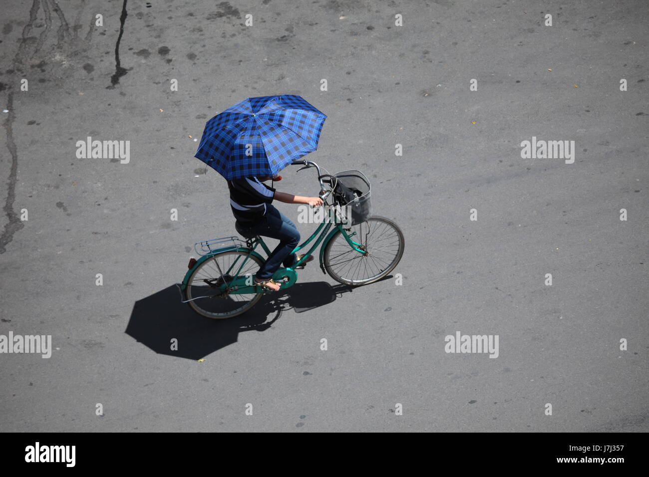 Asien Regenschirm Sonnenschirm Viet Nam Vietnam Fahrrad Fahrrad Zyklus Asien Regenschirm Stockfoto