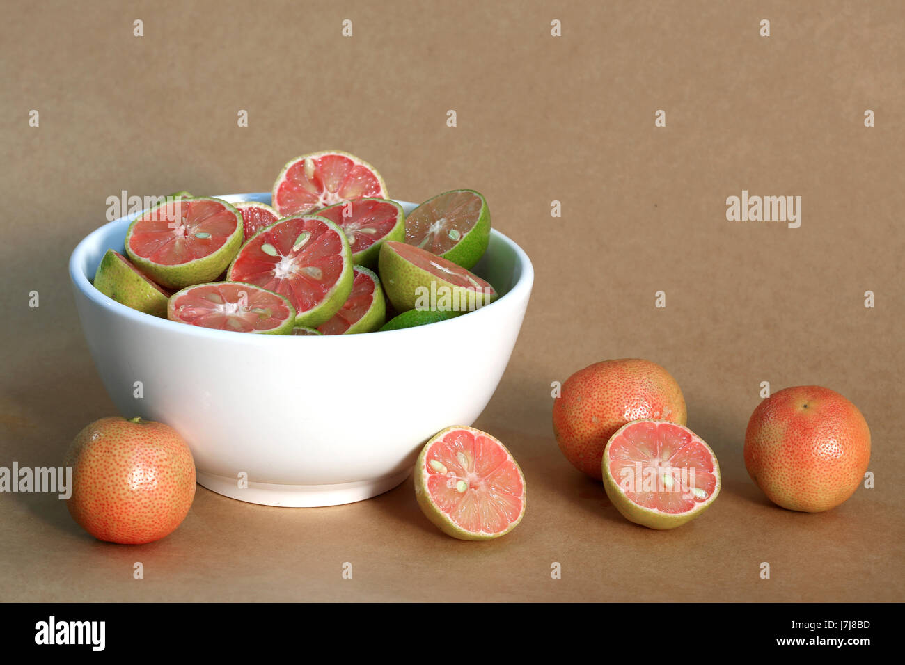 Rosa Zitronen in Scheiben geschnitten (Zitrone mit rosigen Zellstoff) in Keramik Schüssel Stockfoto