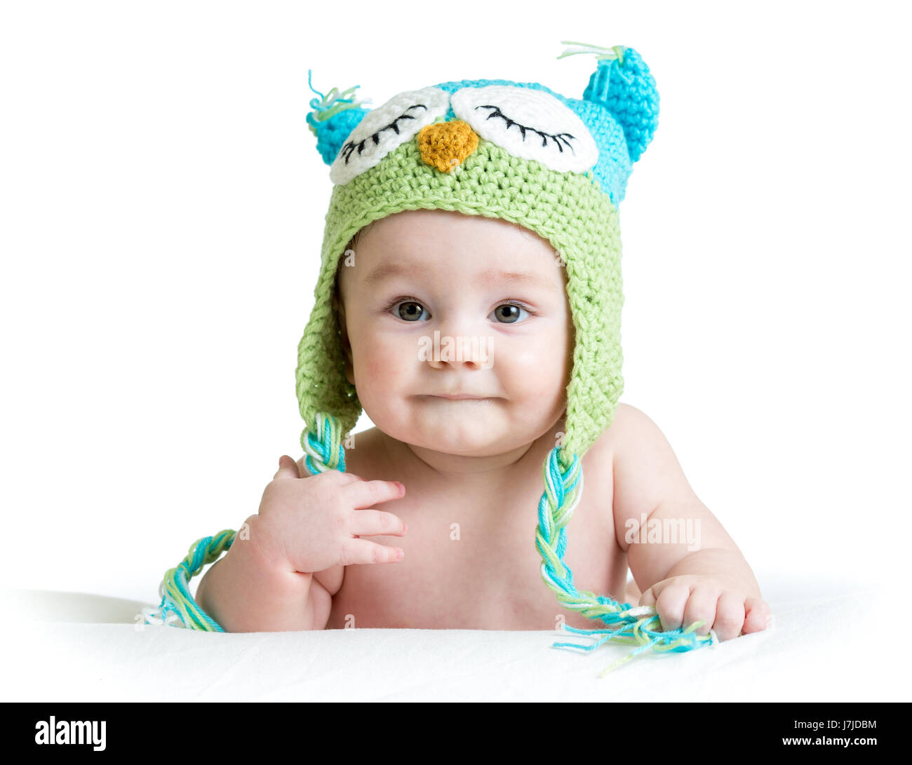 Baby Boy in lustige Eule Strickmütze Eule auf weißem Hintergrund Stockfoto