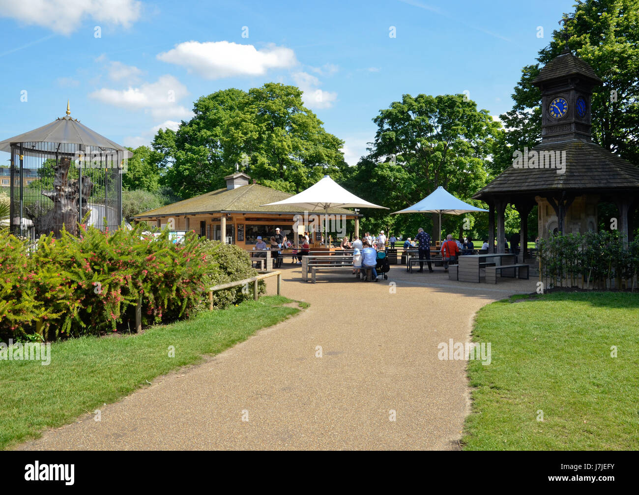 Zu Fuß breiten Bereich der Kensington Palace Gardens in London Stockfoto