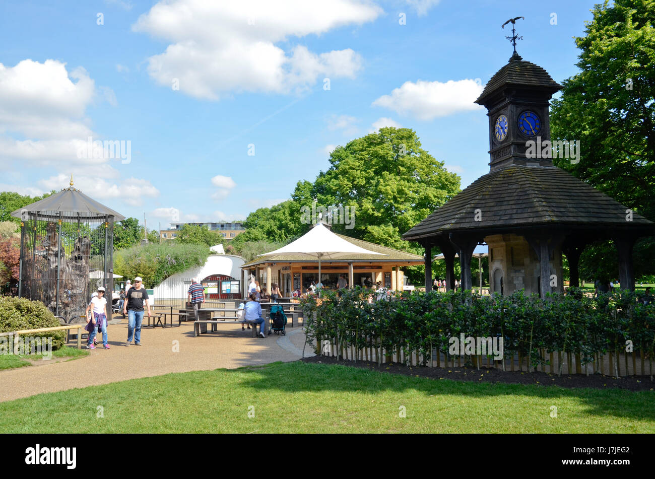 Zu Fuß breiten Bereich der Kensington Palace Gardens in London Stockfoto