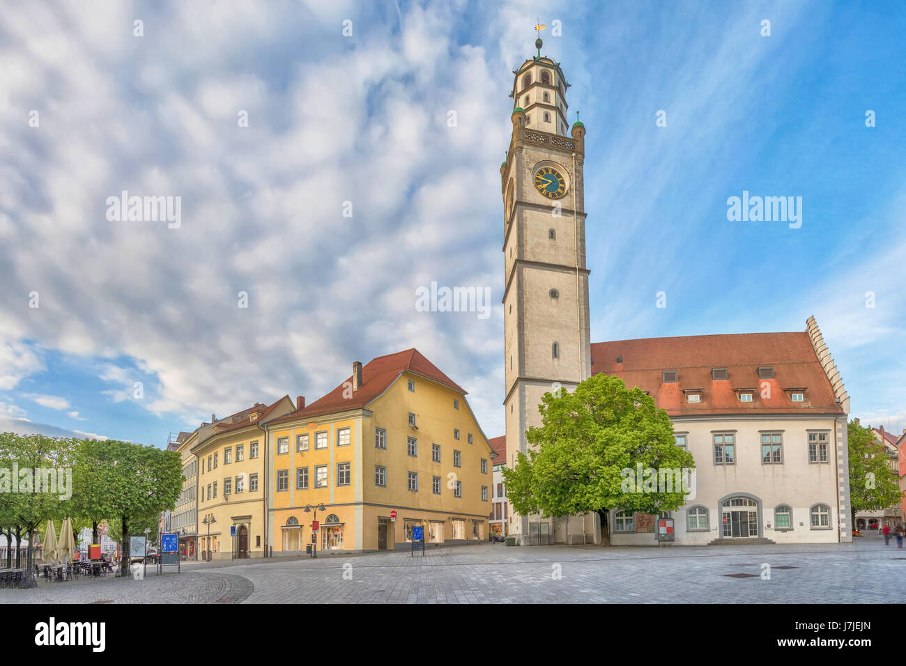 Historische Sehenswürdigkeiten von Ravensburg: Blaserturm (Trompeter Turm) und Waaghaus (mit einem Gewicht von Haus) übernachtet auf dem Marienplatz quadratisch Stockfoto