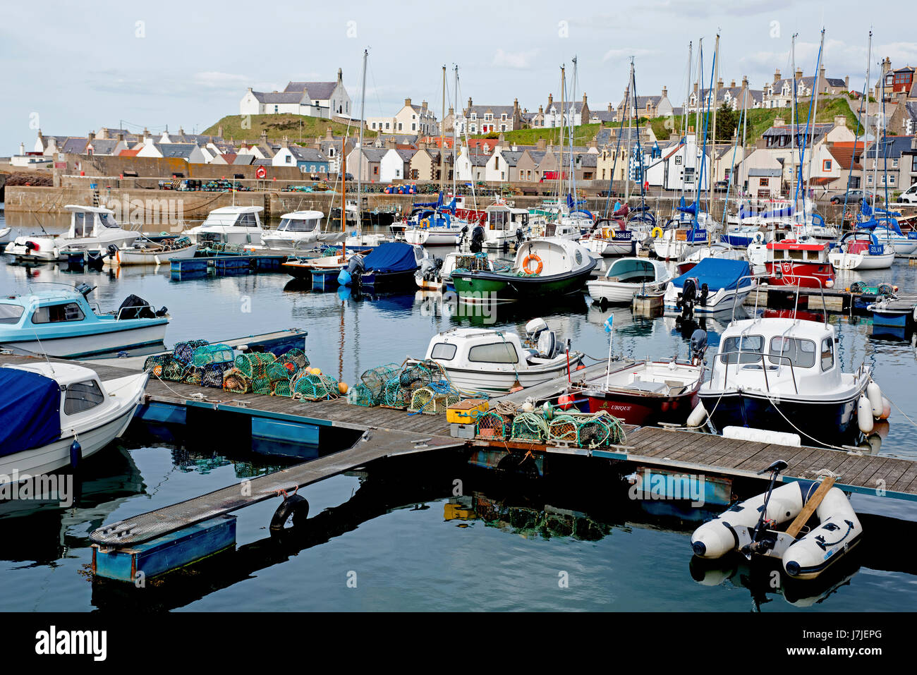 Findochty Hafen mit der Stadt und Kirche über. Stockfoto