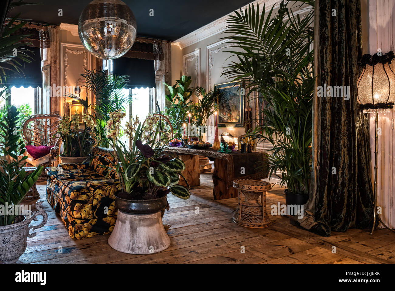 Wieder eingesetzte Gesimse und Stuckarbeiten mit Wellenschliff Verdunkelungsrollos und eine schwarze Decke für theatralische Wirkung Stockfoto