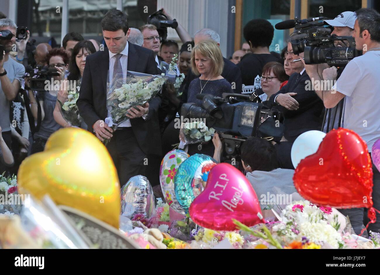 Bürgermeister von größeren Manchester Andy Burnham legt Blumen nach einer Schweigeminute in St Ann's Square, Manchester, an die Opfer von Terror-Anschlag in der Stadt Anfang dieser Woche erinnern. Stockfoto