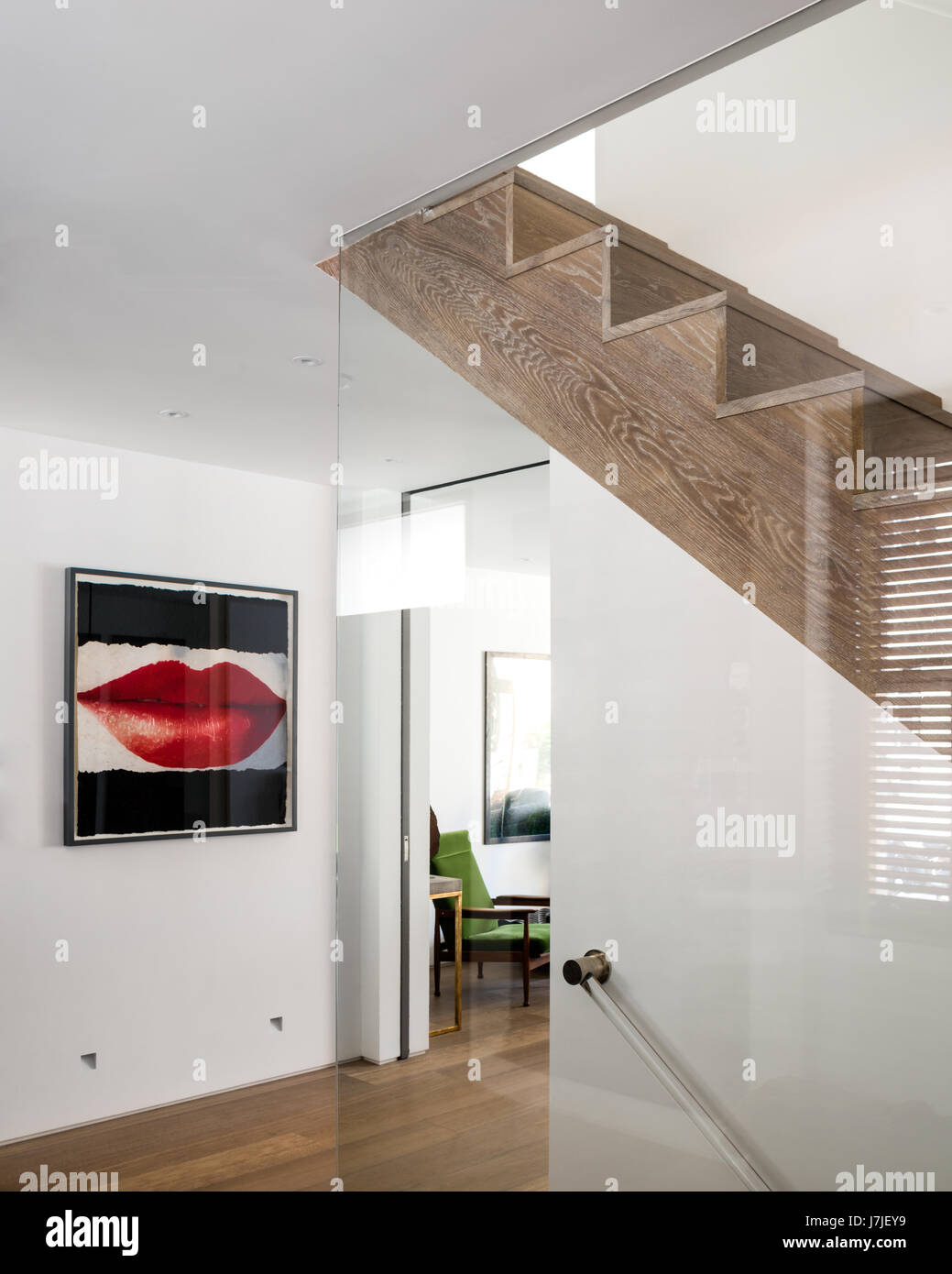 Große Lippe print von Daniel Kelly in Eingangshalle mit Treppe sichtbar durch Boden zu Decke Glas Stockfoto