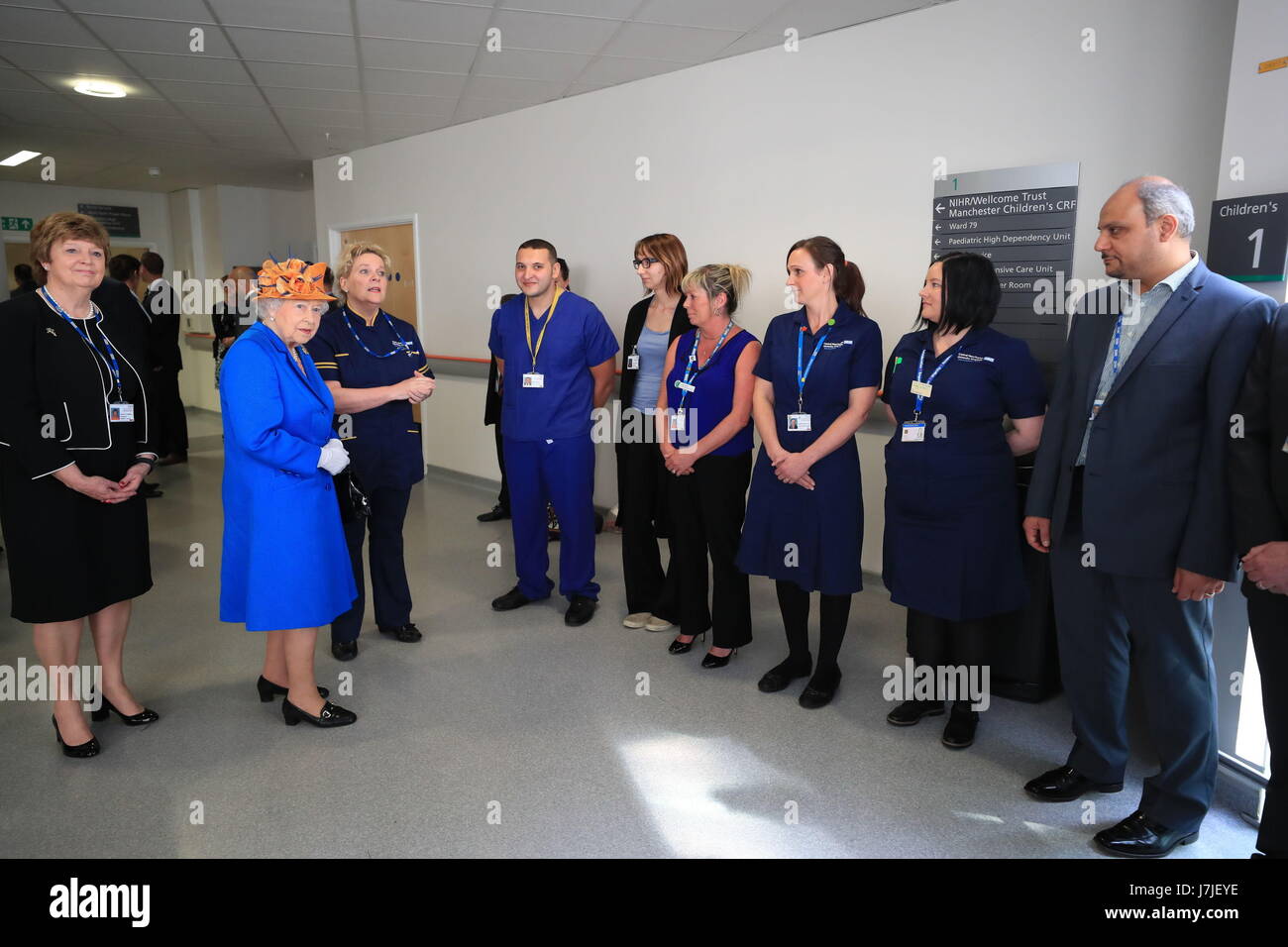 Begleitet von Kathy Cowell (links), Vorstandsvorsitzender der Central Manchester University Hospital, besucht Königin Elizabeth II. am Royal Manchester Children Hospital, Opfer von Terror-Anschlag in der Stadt Anfang dieser Woche treffen und Mitarbeitern danken, die sie behandelt. Stockfoto