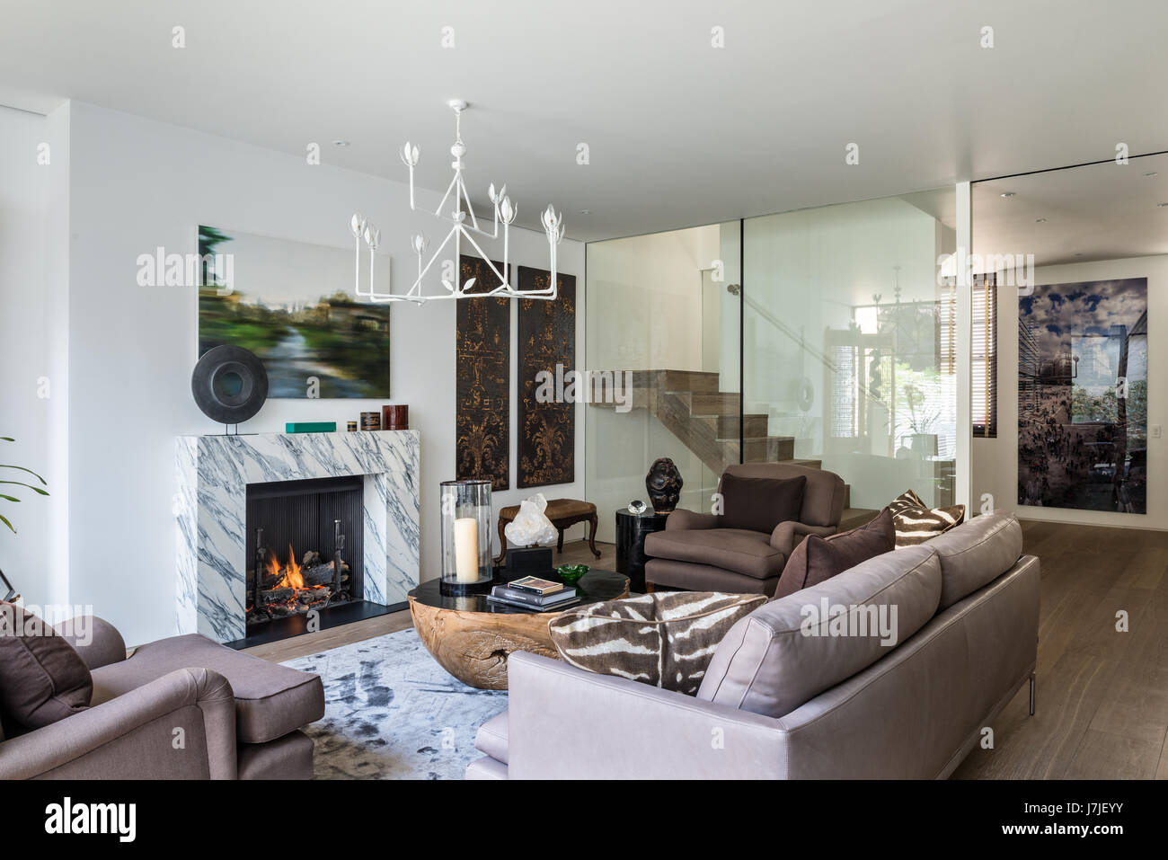 Anspruchsvolle Wohnzimmer mit Clarence Sofa von Conran, paar Sessel von George Sherlock und Decke Anhänger von Ian Bishop in Auftrag gegeben. Th Stockfoto