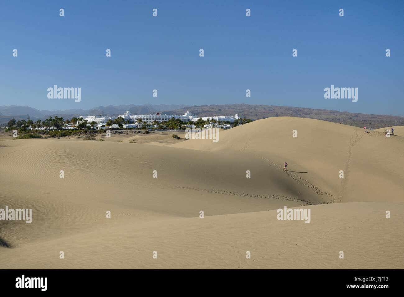 Touristen auf den Dünen von Maspalomas zu Fuß in der Nähe von Riu Palace Hotel, Gran Canaria, Mai 2016. Stockfoto