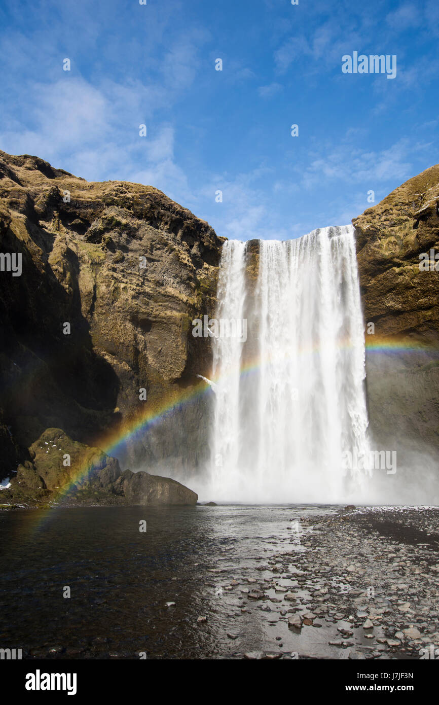 Ein Regenbogen am Wasserfall Skógafoss - Süden Islands Stockfoto