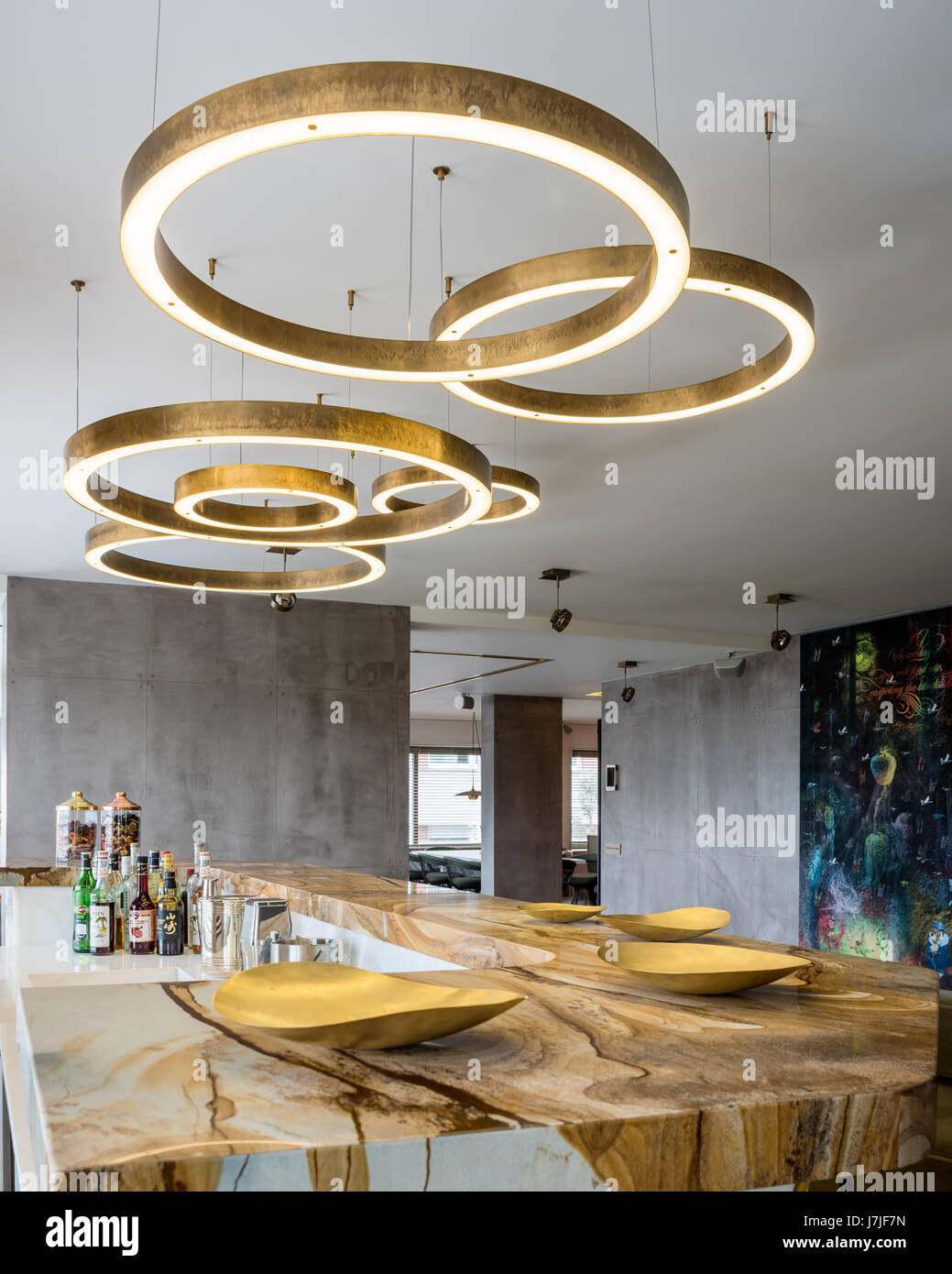 Kreisförmige Messing Leuchten über Stonewood Marmor und Onyx Bar in Istanbul Wohnung Stockfoto