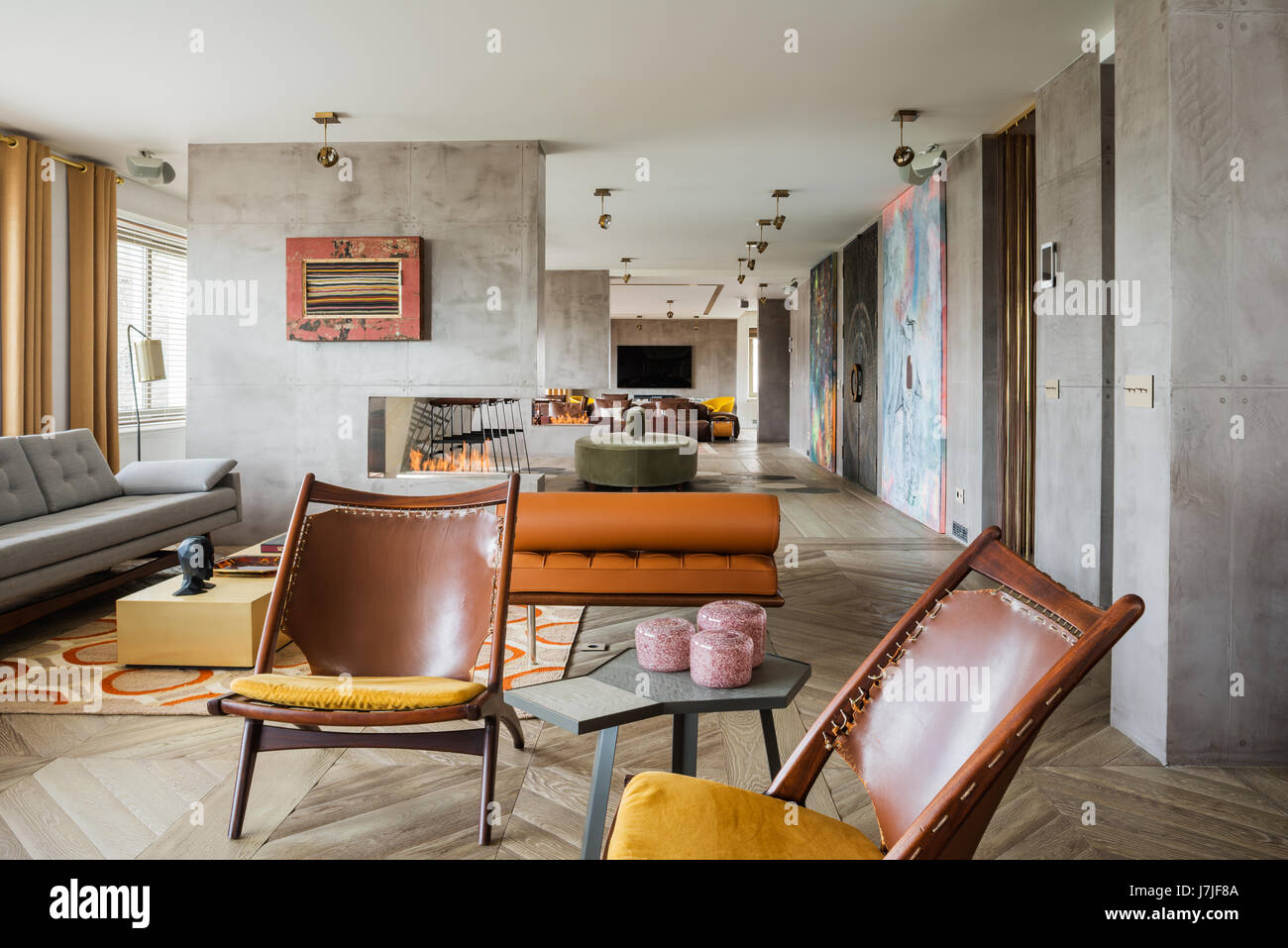 Paar aus braunem Leder, Vintage Sadler Stühle in 30 Meter offene Wohnraum Stockfoto