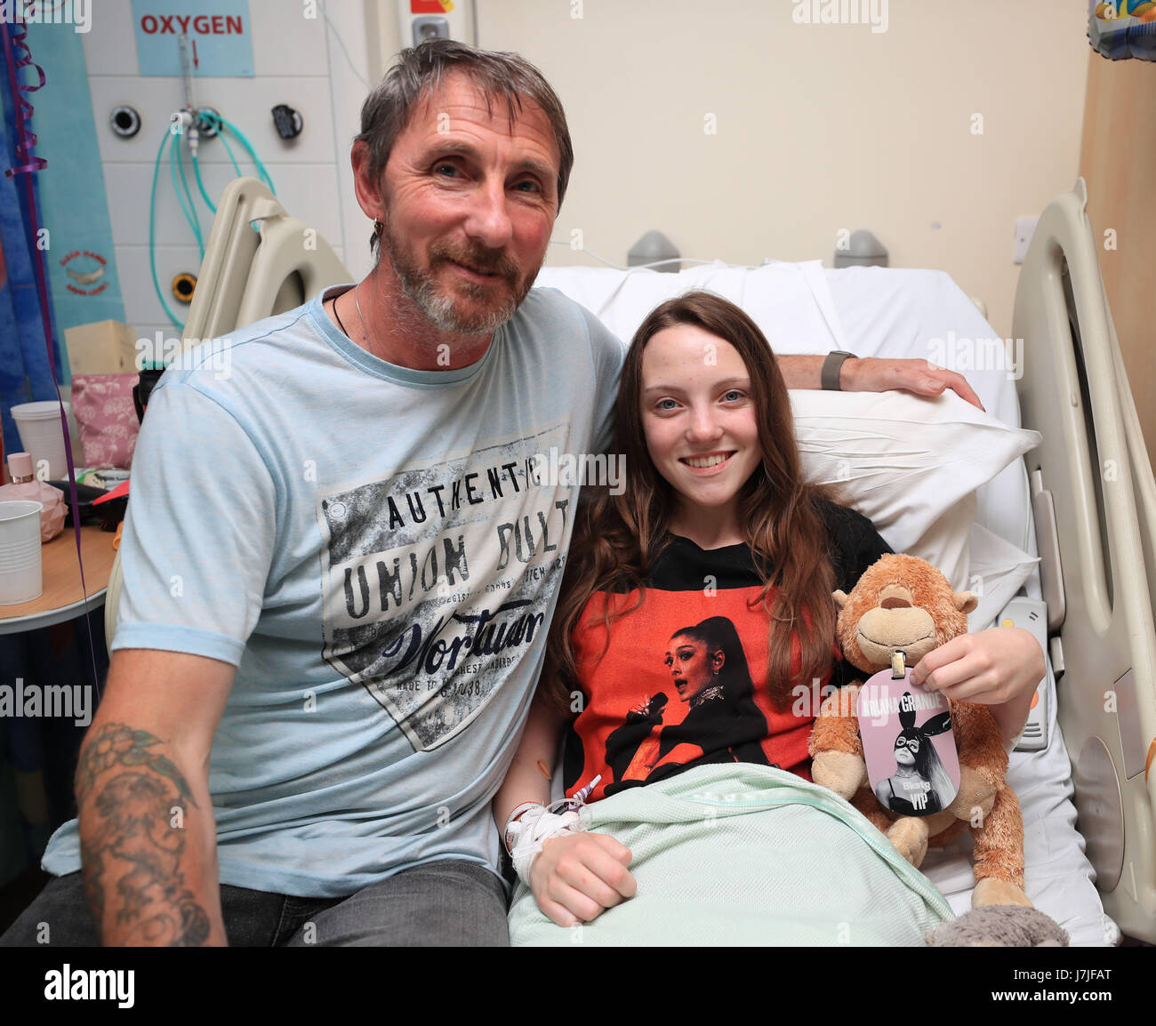 Millie Robson, 15, aus Co Durham, mit ihrem Vater, David, in der Royal Manchester Kinderklinik wo sie nach dem Terroranschlag in der Stadt Anfang dieser Woche behandelt wird. Stockfoto