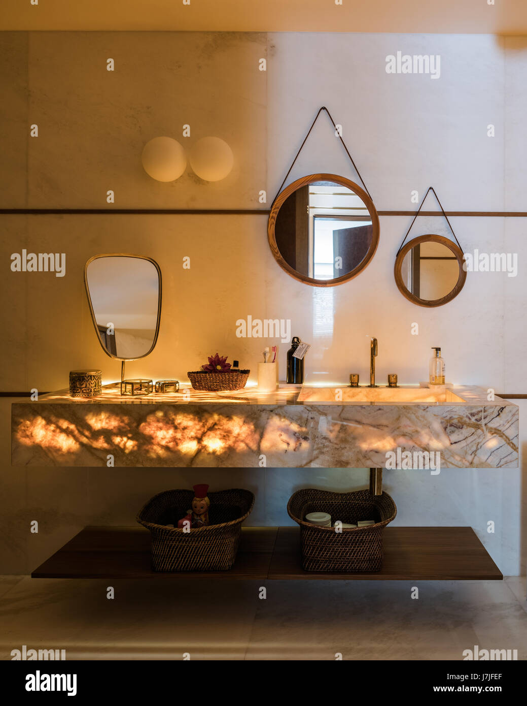 Holz gestalteten Spiegel oben beleuchteten Marmor Waschtisch Stockfoto
