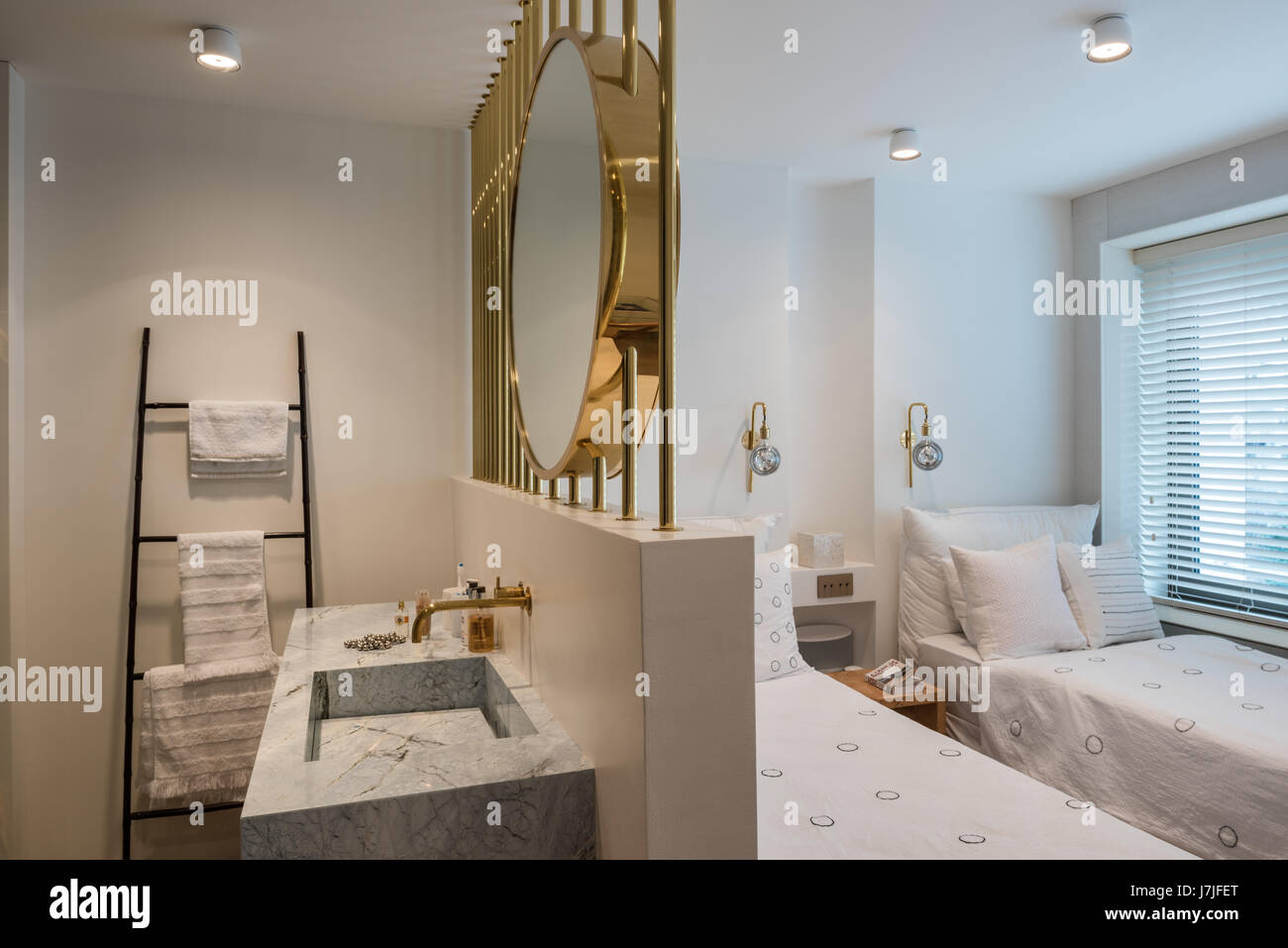 Große Messing-Spiegel über Bad Waschtisch im Schlafzimmer mit zwei Einzelbetten Stockfoto