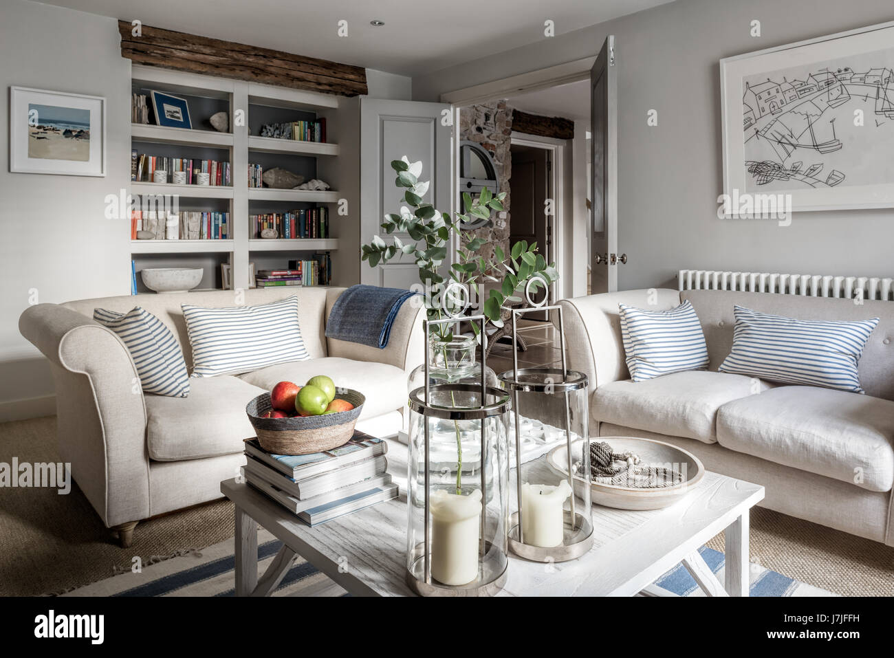 Ein paar kleine Chester Sofas von Laib im gemütlichen Wohnzimmer. Die Kissen sind in Ian Mankins tickt 2 Luftwaffe gepolstert. Ein paar von Hurrikan lam Stockfoto