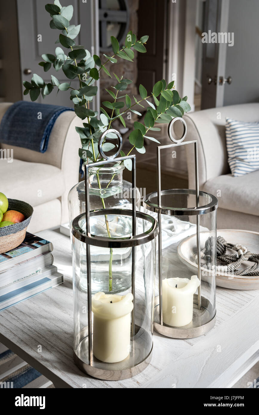 Paar von Hurrikan Glaslampen auf Couchtisch aus Holz Stockfoto