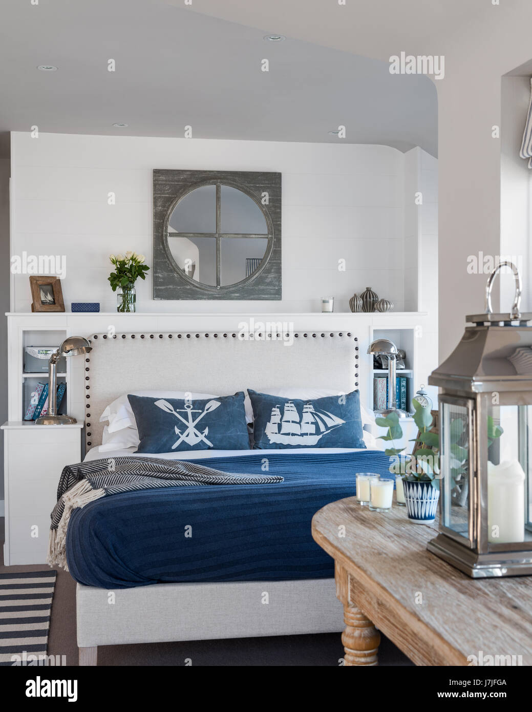 Nautischen Themen Penthouse Schlafzimmer. Das gepolsterte Kopfteil ist