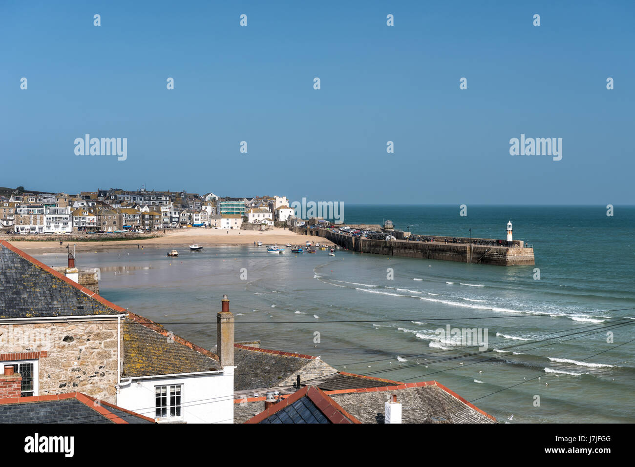 Blick über Ziegeldach Spitzen von St Ives Hafen und das Meer Stockfoto