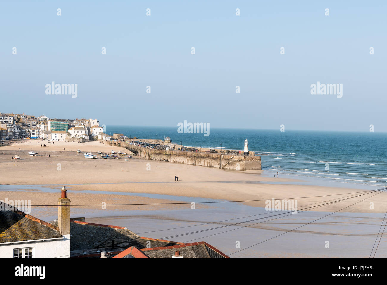 Blick über Ziegeldach Spitzen von St Ives Hafen und das Meer Stockfoto